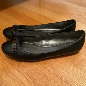 Coach flats. Very slim fit, not suitable for wider feet. Lightly worn.